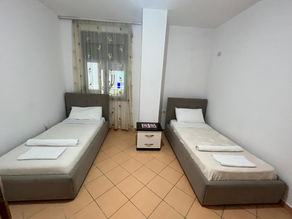 Leonard Apartment Tirana Esterno foto