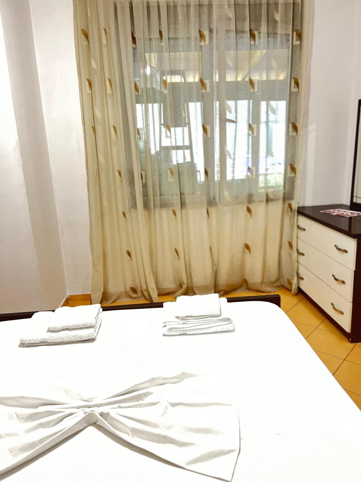Leonard Apartment Tirana Esterno foto